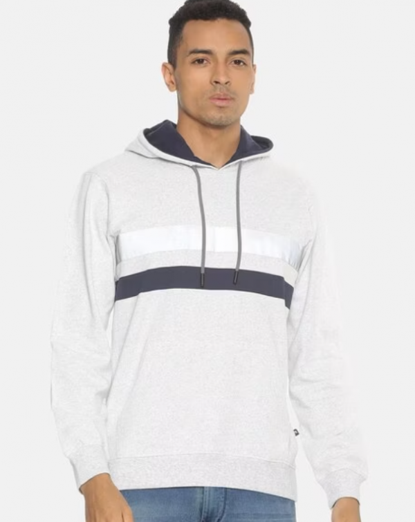 Hoodie dengan Motif Garis-Garis Kontras